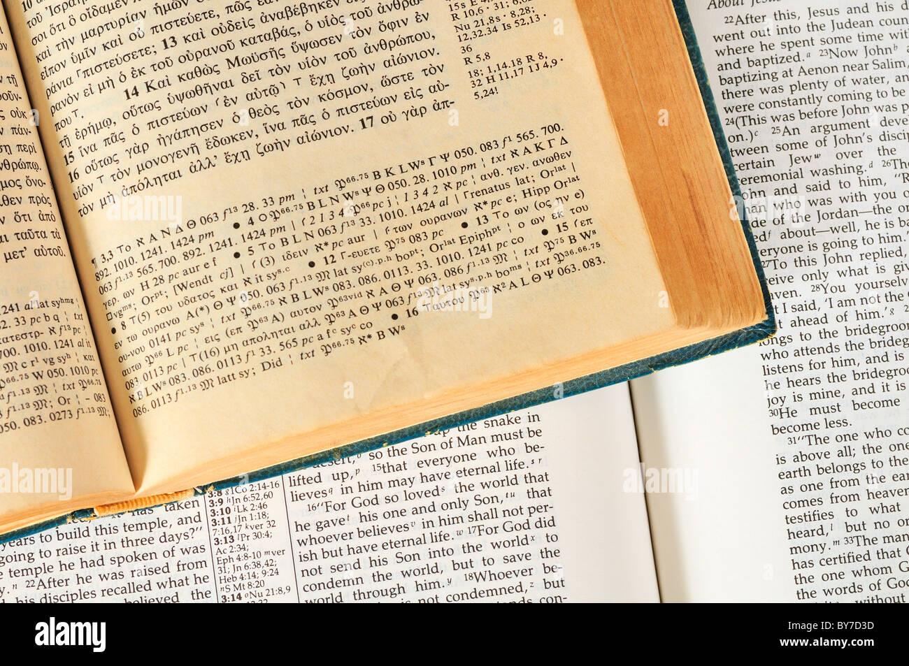 Le Nouveau Testament a ouvert pour le passage bien connu de Jean 3:16 en  grec et en anglais Photo Stock - Alamy