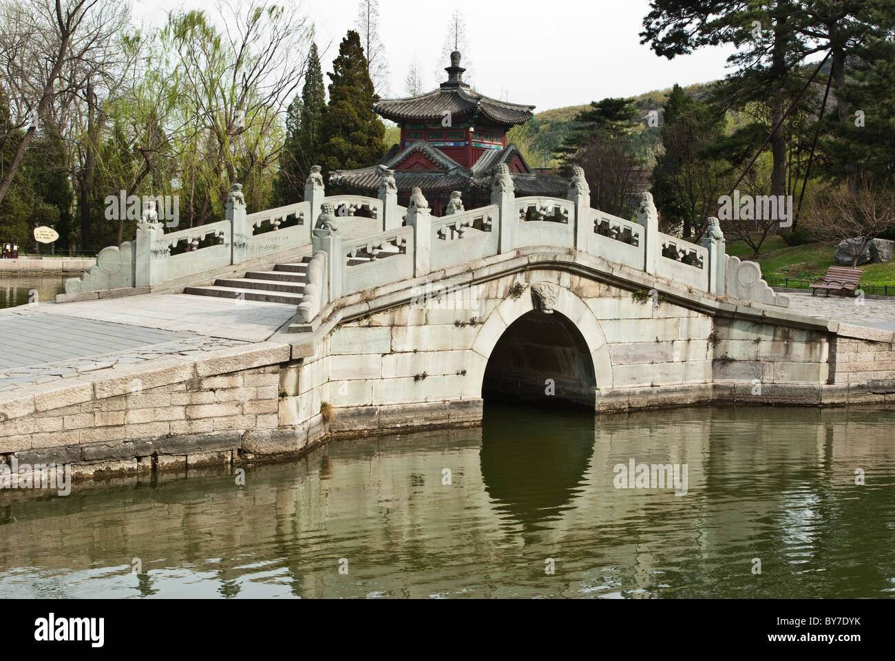 L'Asie, Chine, Pékin. Pont en arc de pierre sur le lac de spectacles dans le parc des Collines parfumées (Xiangshan). Banque D'Images