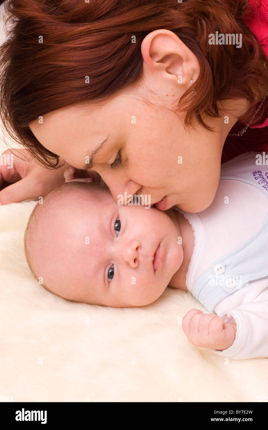 Bebe Garcon 1 Mois Avec La Mere 29 Ans Photo Stock Alamy
