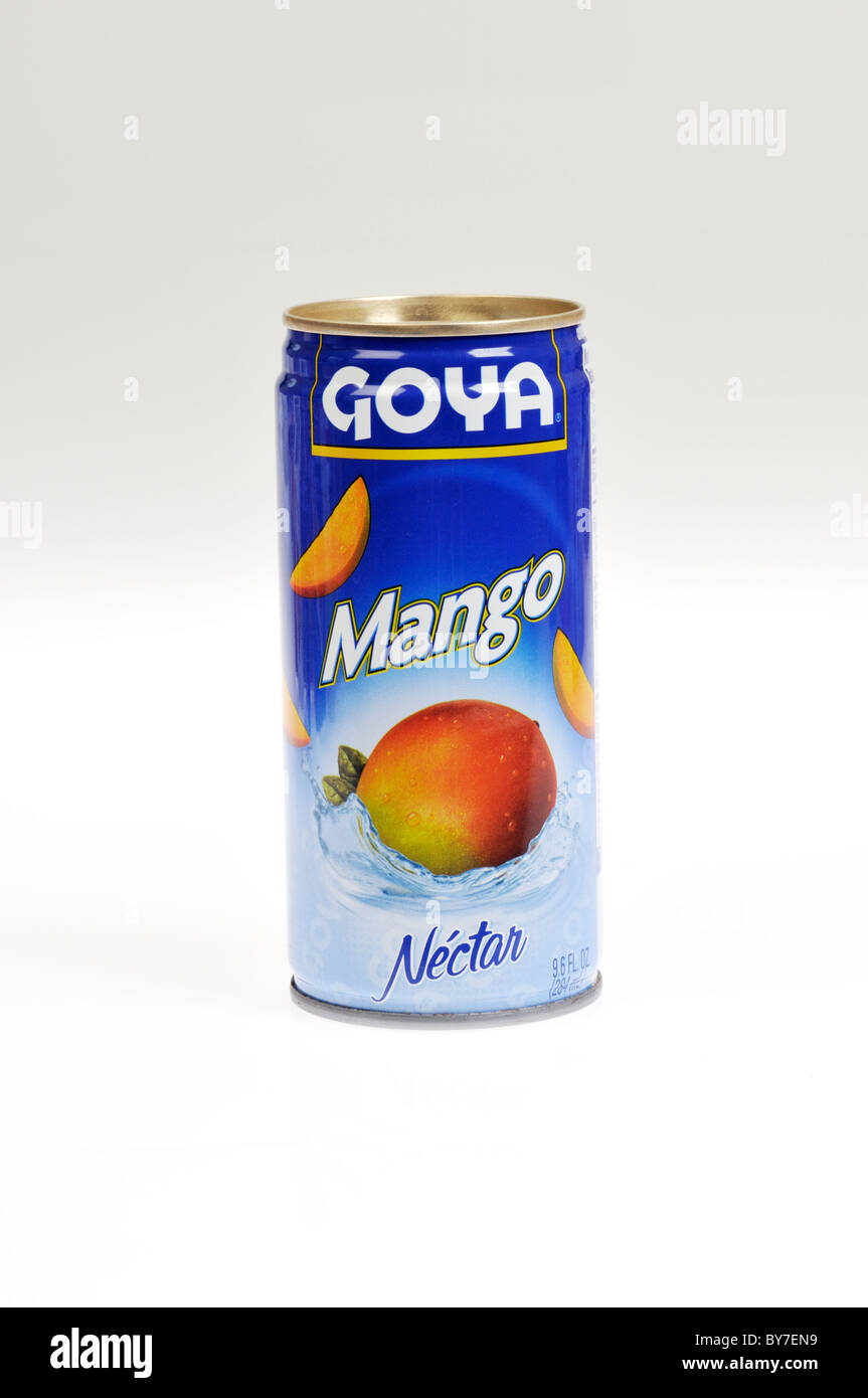 Peut de Nectar de mangue jus de fruit de Goya, sur fond blanc, isolé. Banque D'Images