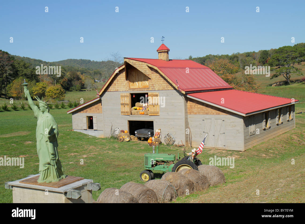 Caroline du Nord,NC,Sud,Tar Heel State,Hayesville,exposition routière,Americana,grange,tracteur,reproduction Statue de la liberté,balles de foin,ferme,rural,compter Banque D'Images