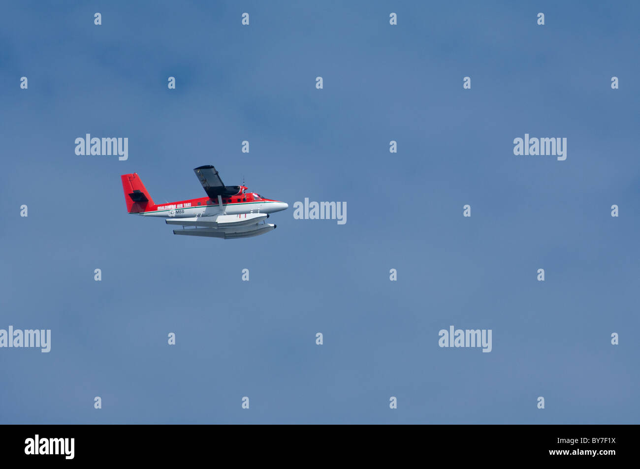 Les Maldives, homme. Et l'île capitale de l'archipel des Maldives. Maldivian Air Taxi float en avion. Banque D'Images