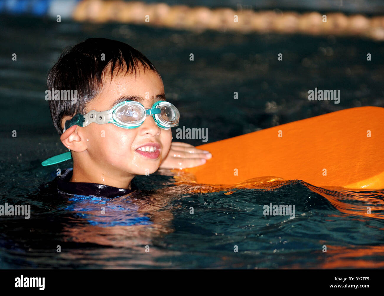 Petit garçon apprendre à nager Banque D'Images