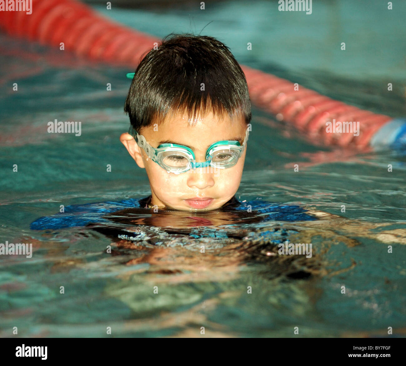 Petit garçon apprendre à nager Banque D'Images