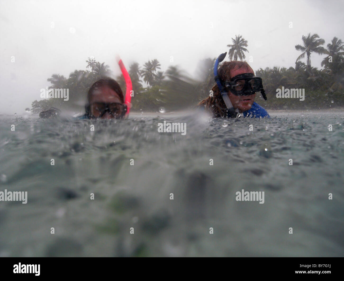 Plongée avec tuba dans la pluie, Cocos Keeling, atoll de l'Océan Indien. Pas de monsieur Banque D'Images
