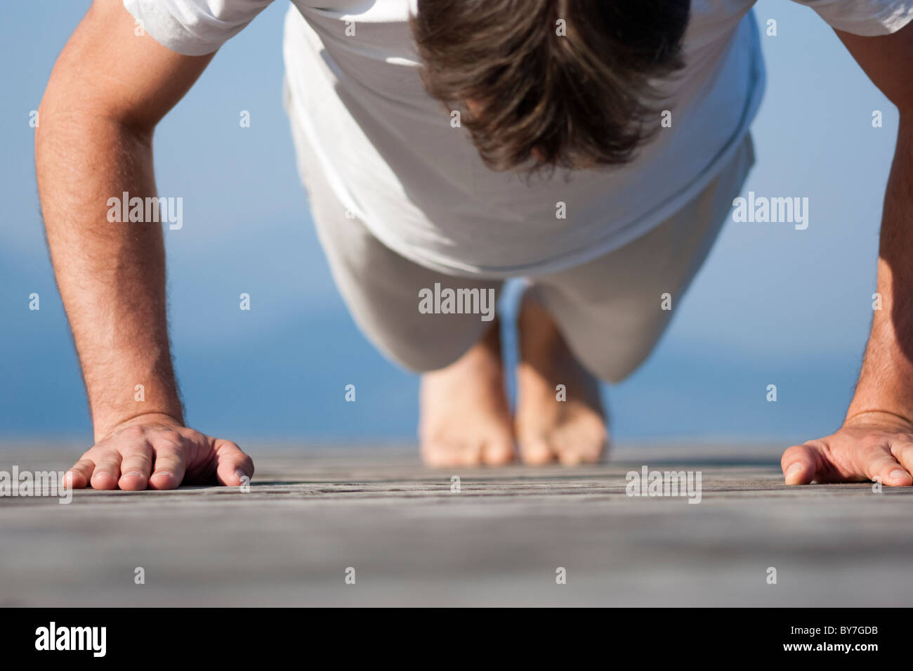 Man doing push-ups Banque D'Images