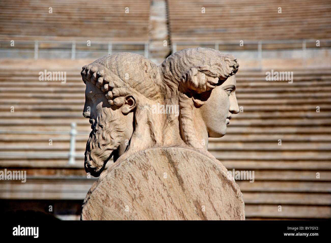 Une "double" statue d'un ancien athlète et un jeune athlète au stade Panathénaïque, également connu sous le nom de 'Kallimarmarmaro', Athènes Banque D'Images