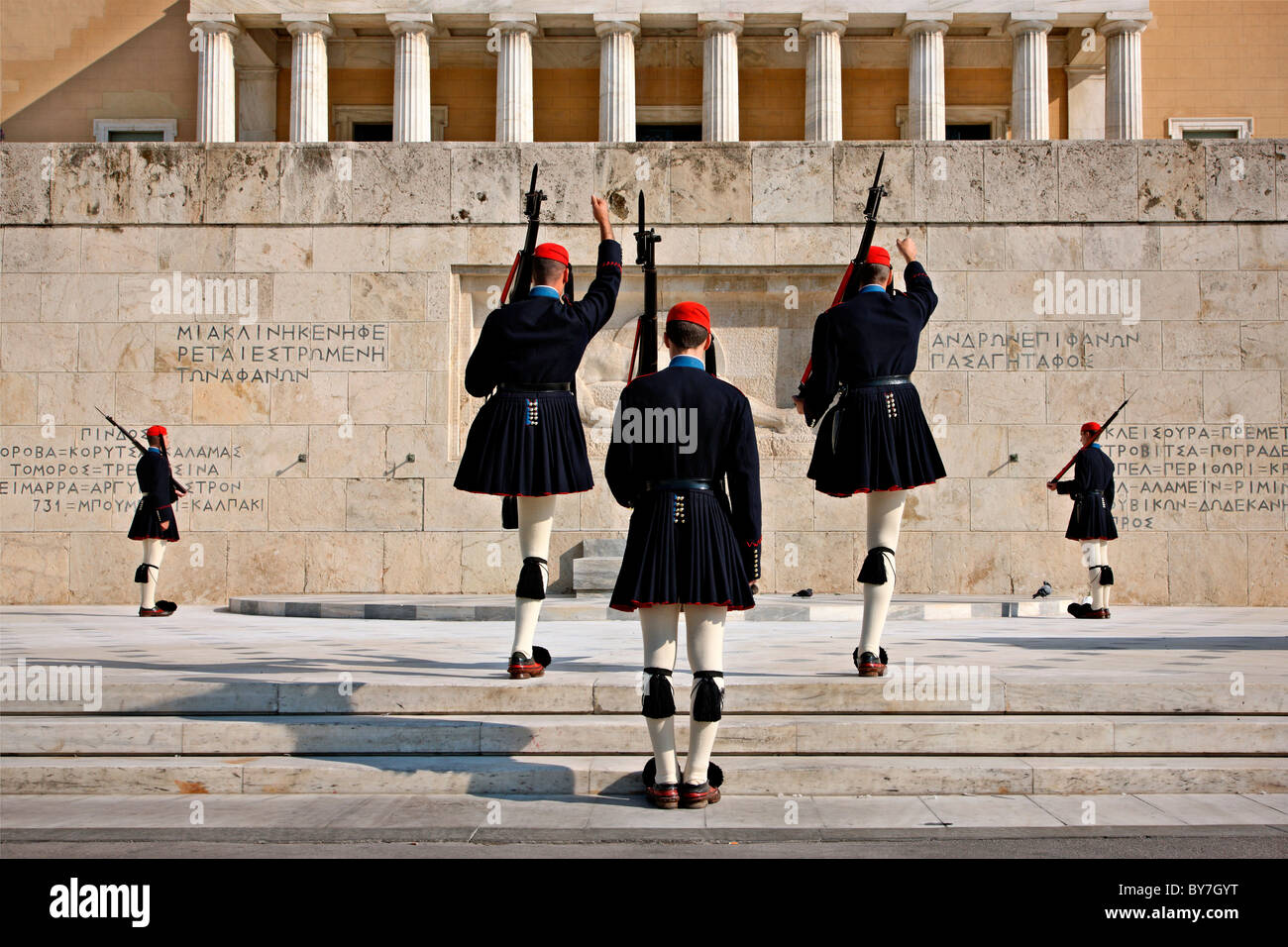 La modification de la garde présidentielle ('Evzones' ou 'Evzoni') devant le monument du "soldat inconnu", Athènes, Grèce. Banque D'Images