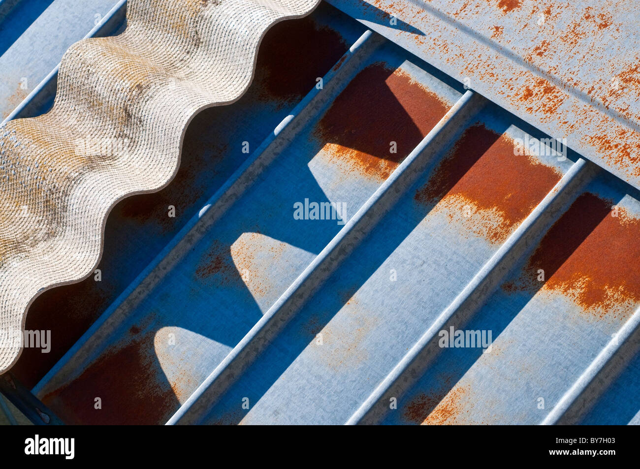 L'amiante et l'ondulé couvertures métalliques - France. Banque D'Images