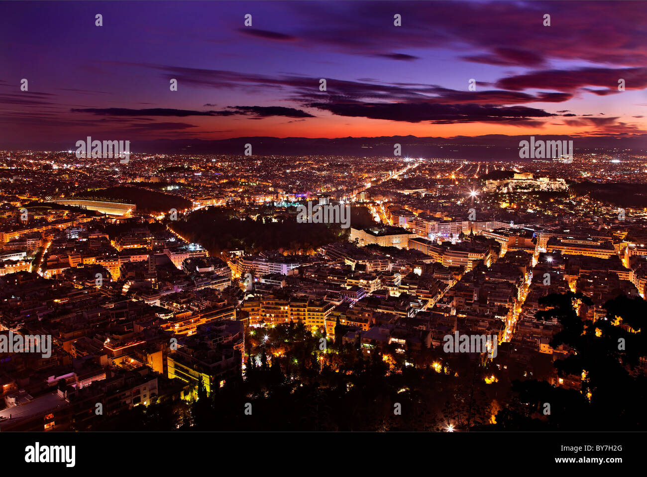 Vue panoramique d'Athènes Ville depuis la colline du Lycabette, après le coucher du soleil. Grèce Banque D'Images