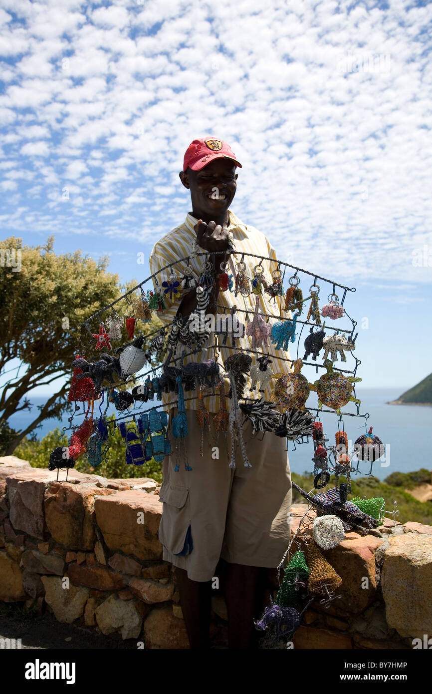 L'homme, vendeur de rue, artiste, vente d'artisanat à Hout Bay Banque D'Images