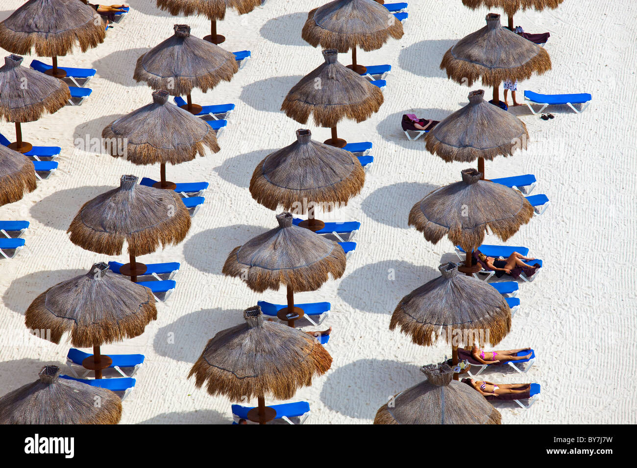 Parasols sur la plage de Cancun, Mexique Banque D'Images