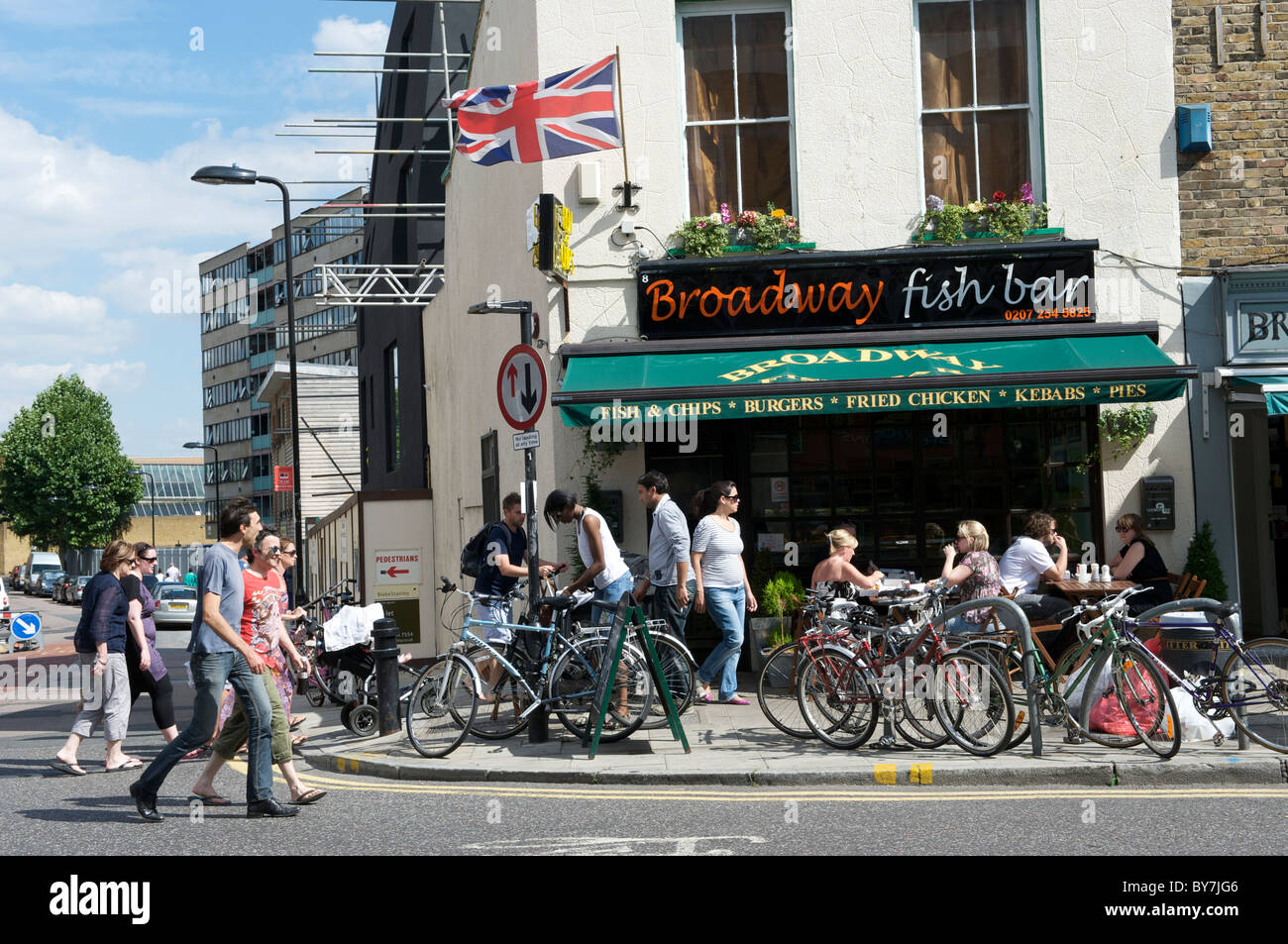 Bicyclettes à l'extérieur de poisson et friterie à Broadway Market Londres Banque D'Images
