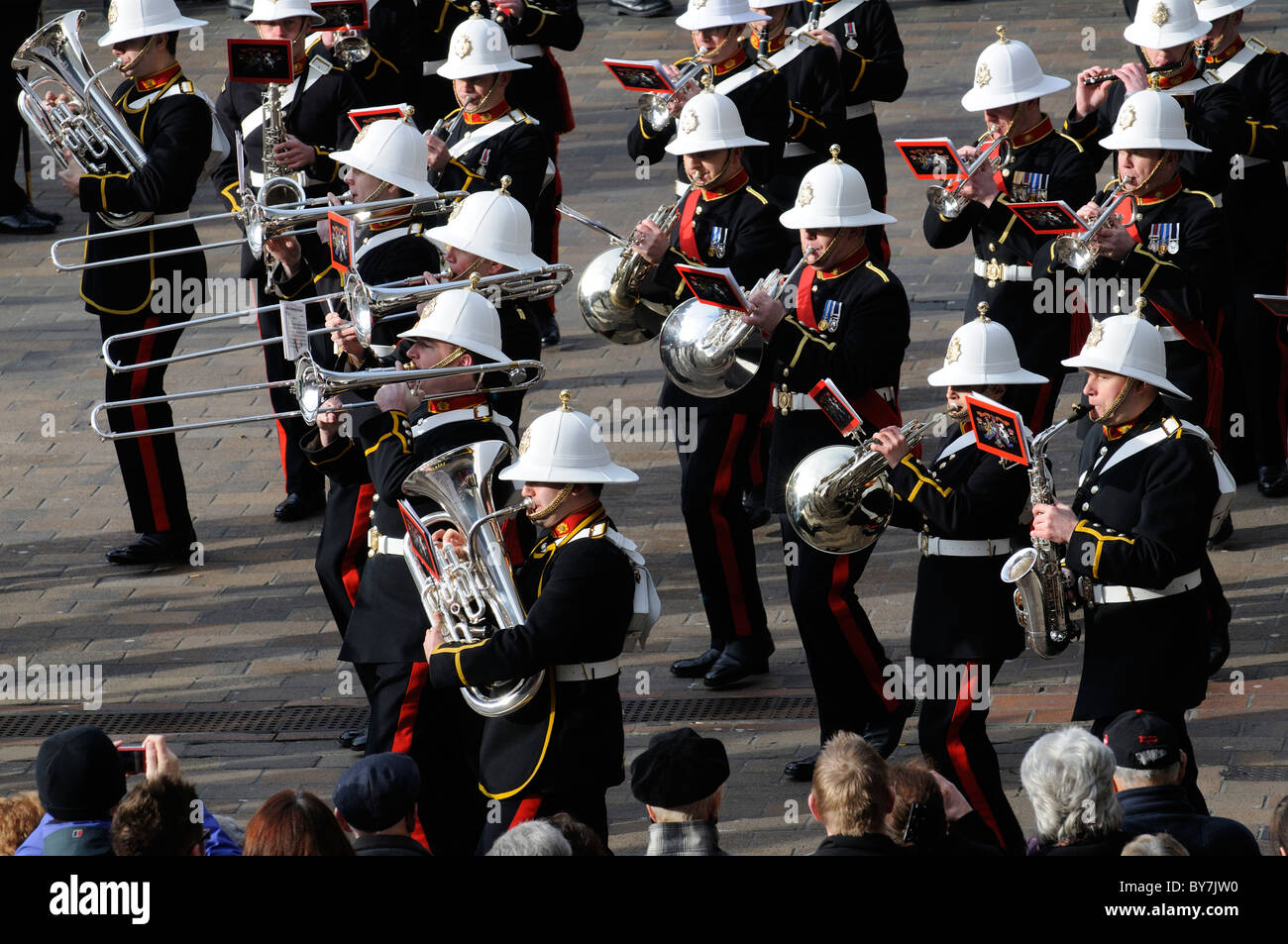 Royal Marines band marche dans une ville de Portsmouth naval dans le sud de l'Angleterre, Royaume-Uni Banque D'Images