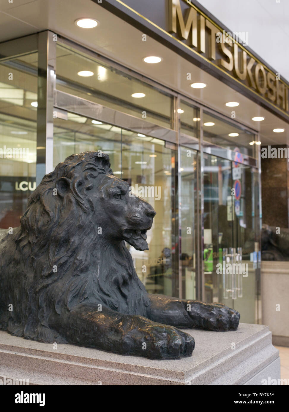 Lion de bronze à l'extérieur de magasin Mitsukoshi Japon Banque D'Images