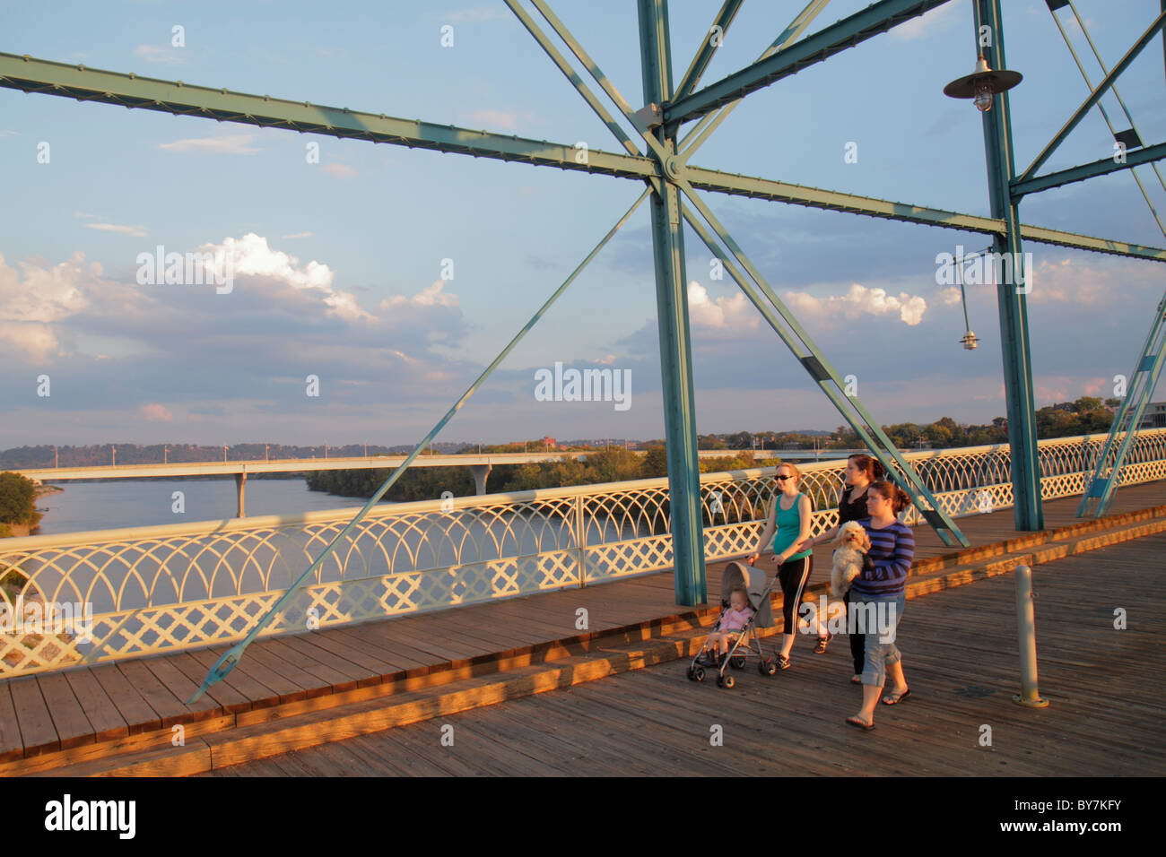 Tennessee Chattanooga, Tennessee River, Walnut Street Bridge, construit en 1890, truss Bridge, femme femme femme, garçon garçons garçons enfants enfants tout-petits, tout-petits, str Banque D'Images