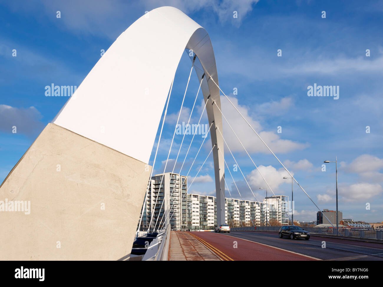Le Clyde Arc pont qui traverse la rivière Clyde et l'India Quay Building, Glasgow, Ecosse, Royaume-Uni. Banque D'Images
