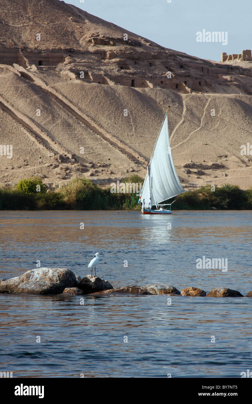 Les tombeaux des nobles sur le Nil, Assouan, Egypte. Banque D'Images