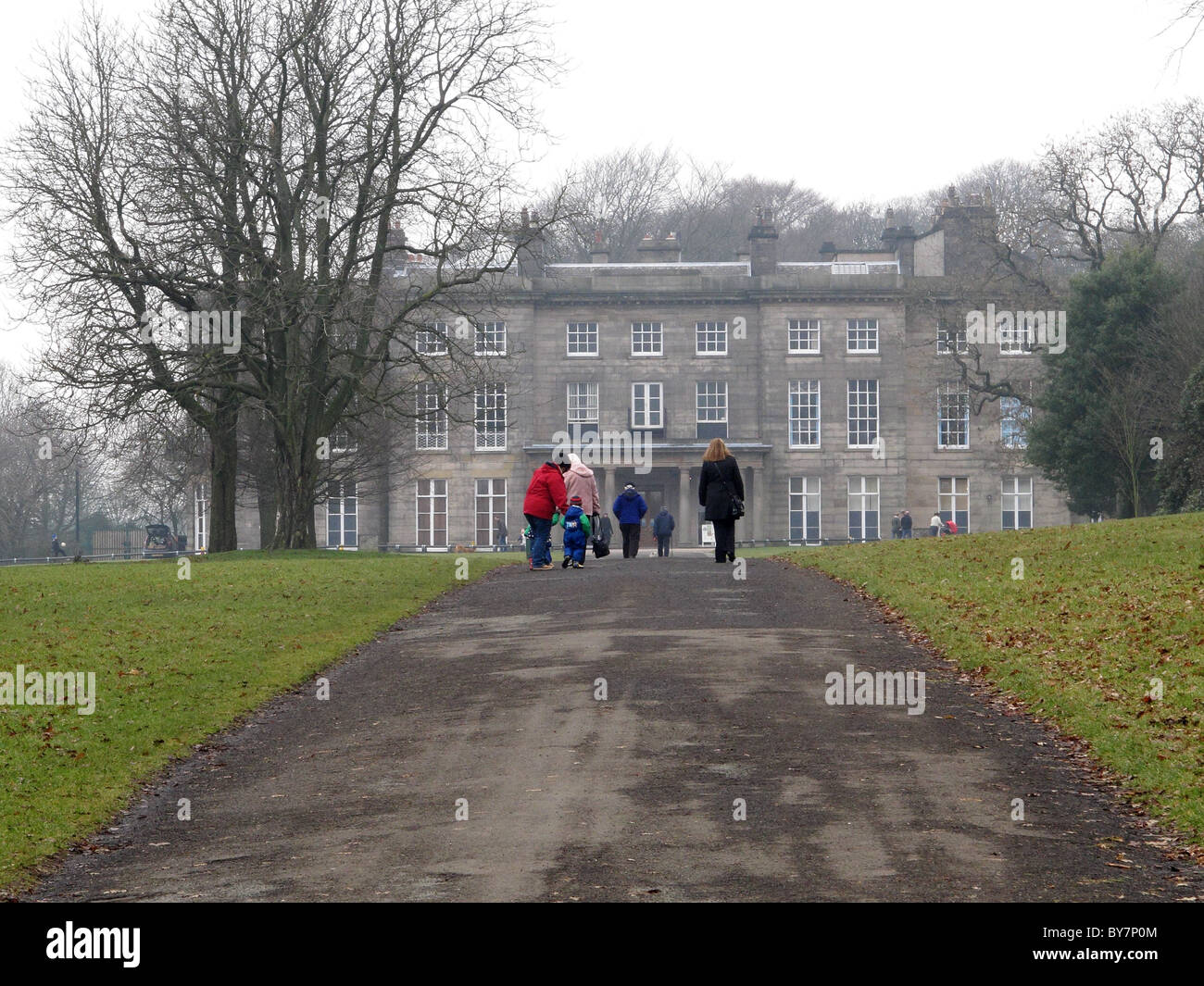 Haigh Country Park Haigh Hall - une famille se dirige vers la salle Banque D'Images