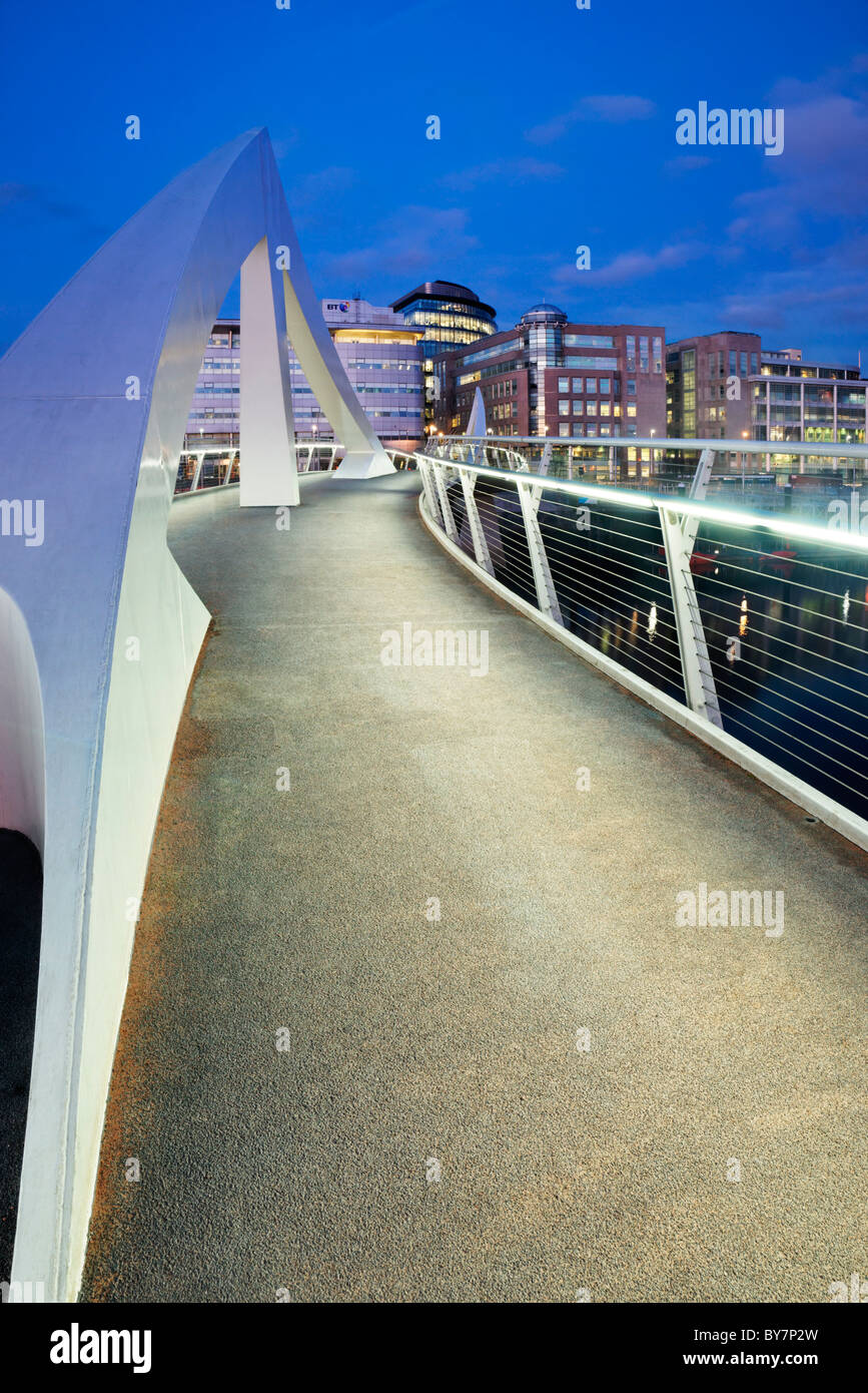 Le Pont de Tradeston, surnommée la "quiggly Bridge' par Glaswegians, et l'Broomielaw, Glasgow, Écosse, Royaume-Uni Banque D'Images