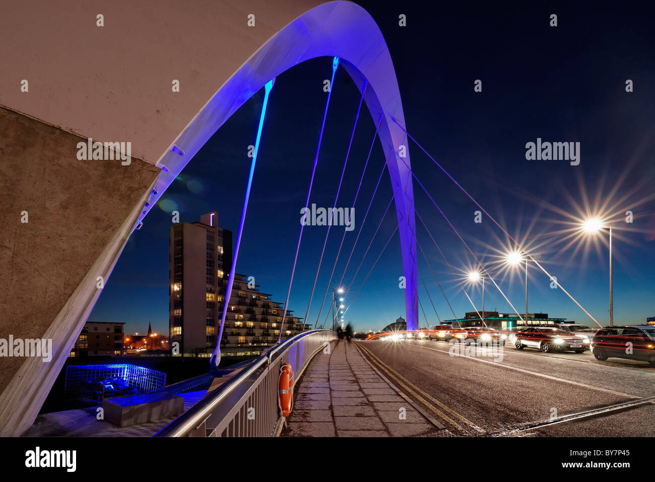 Le Clyde Arc pont qui traverse la rivière Clyde, Glasgow, Ecosse, Royaume-Uni. Le pont est surnommé 'Squinty' par les Glaswegians. Banque D'Images