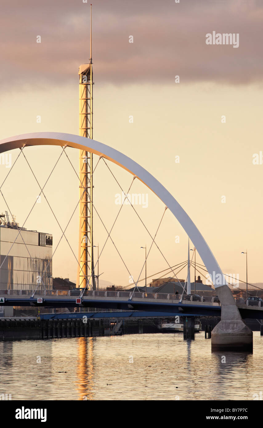 Le Clyde Arc Pont sur la rivière Clyde et la Tour de Glasgow, Glasgow, Ecosse, Royaume-Uni. Banque D'Images