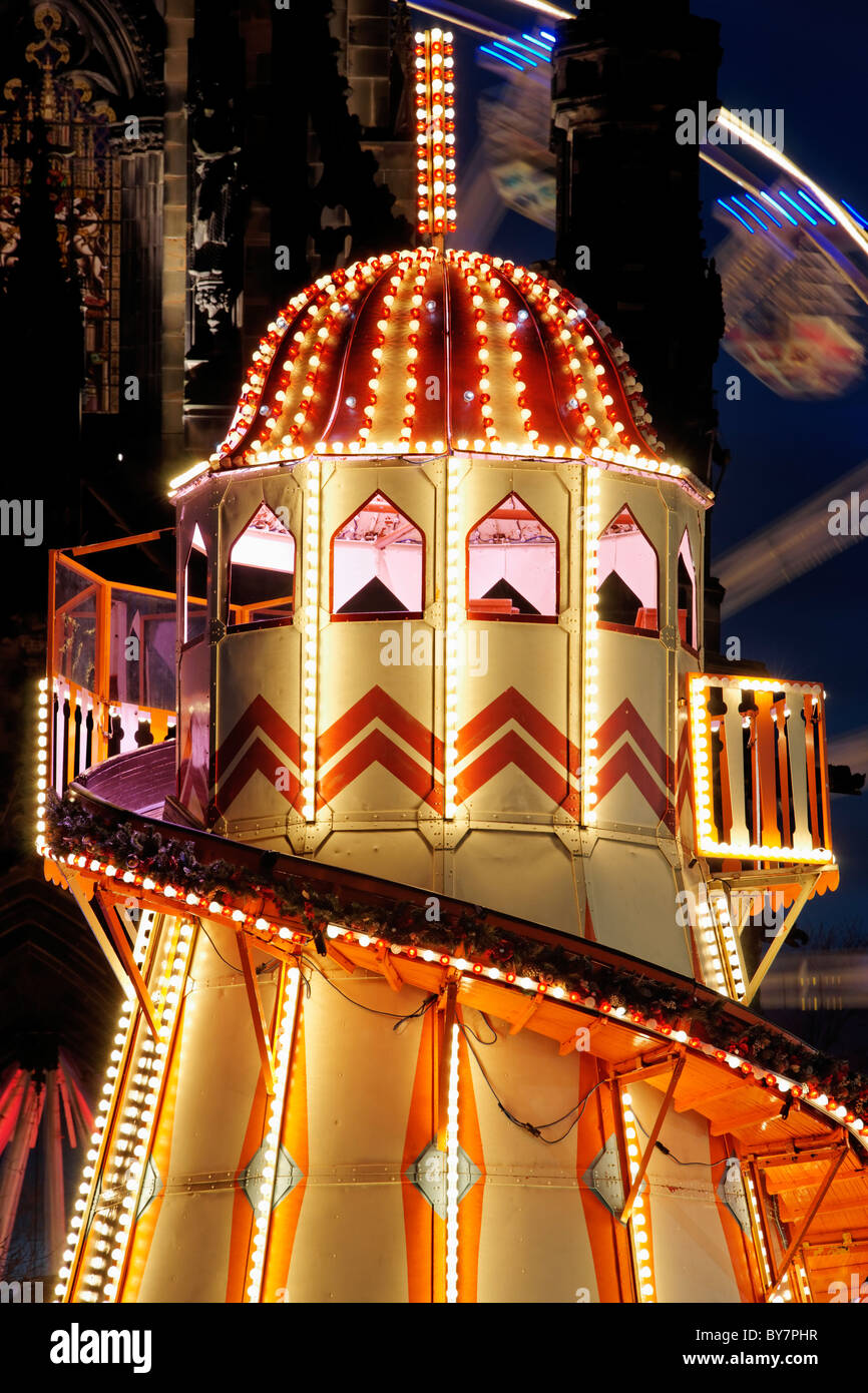 Helter Skelter en face du Scott Monument, Édimbourg, Écosse, Royaume-Uni. Banque D'Images