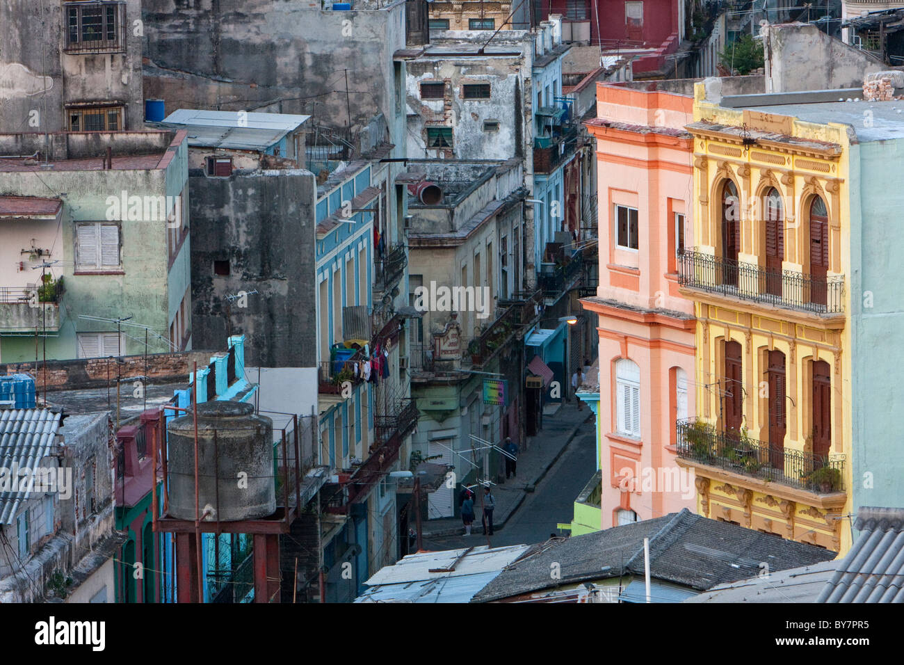 Cuba, La Havane. Façades de bâtiments, au centre de La Havane. Banque D'Images