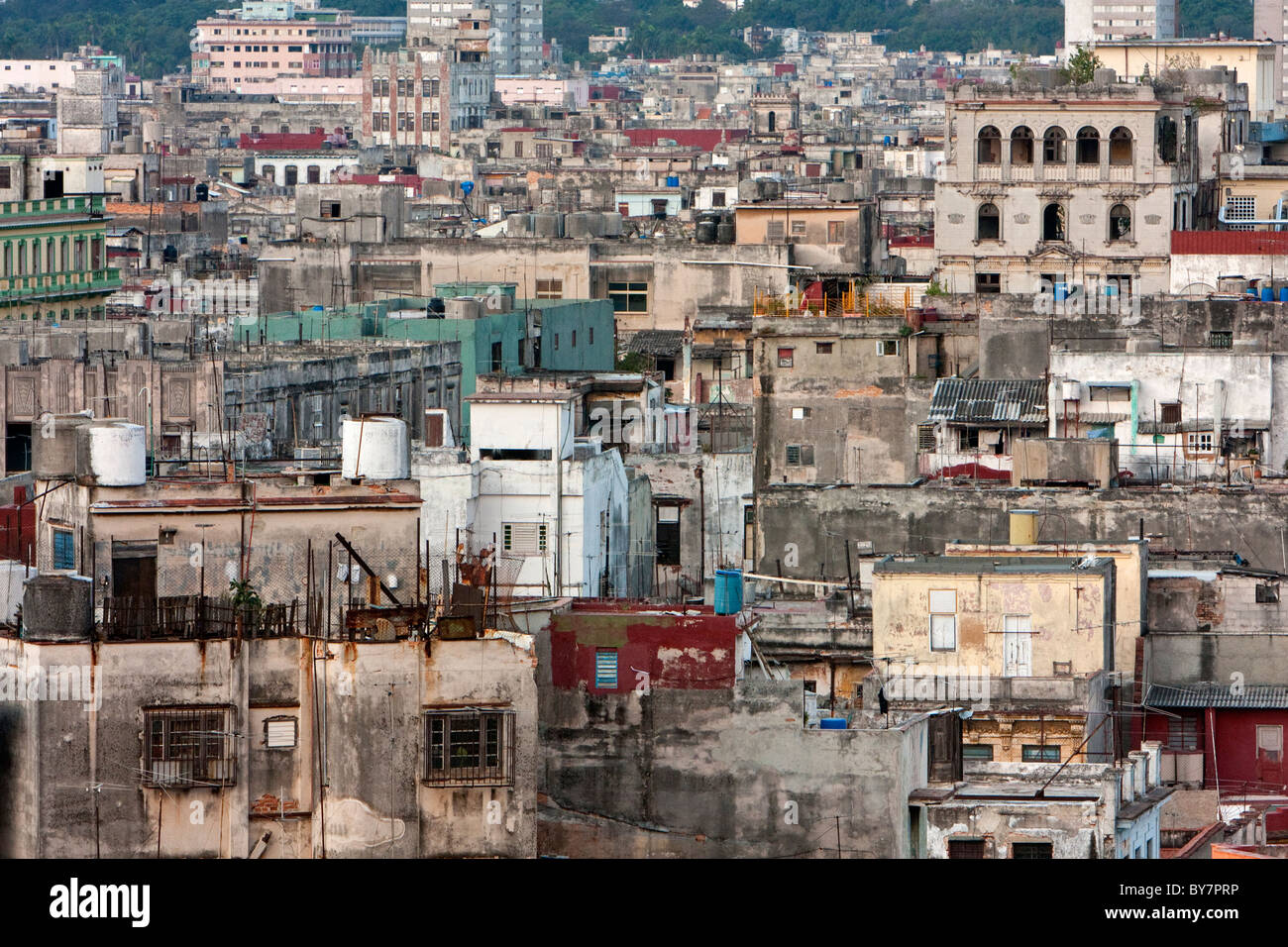 Cuba, La Havane. Toits du centre de La Havane. Banque D'Images