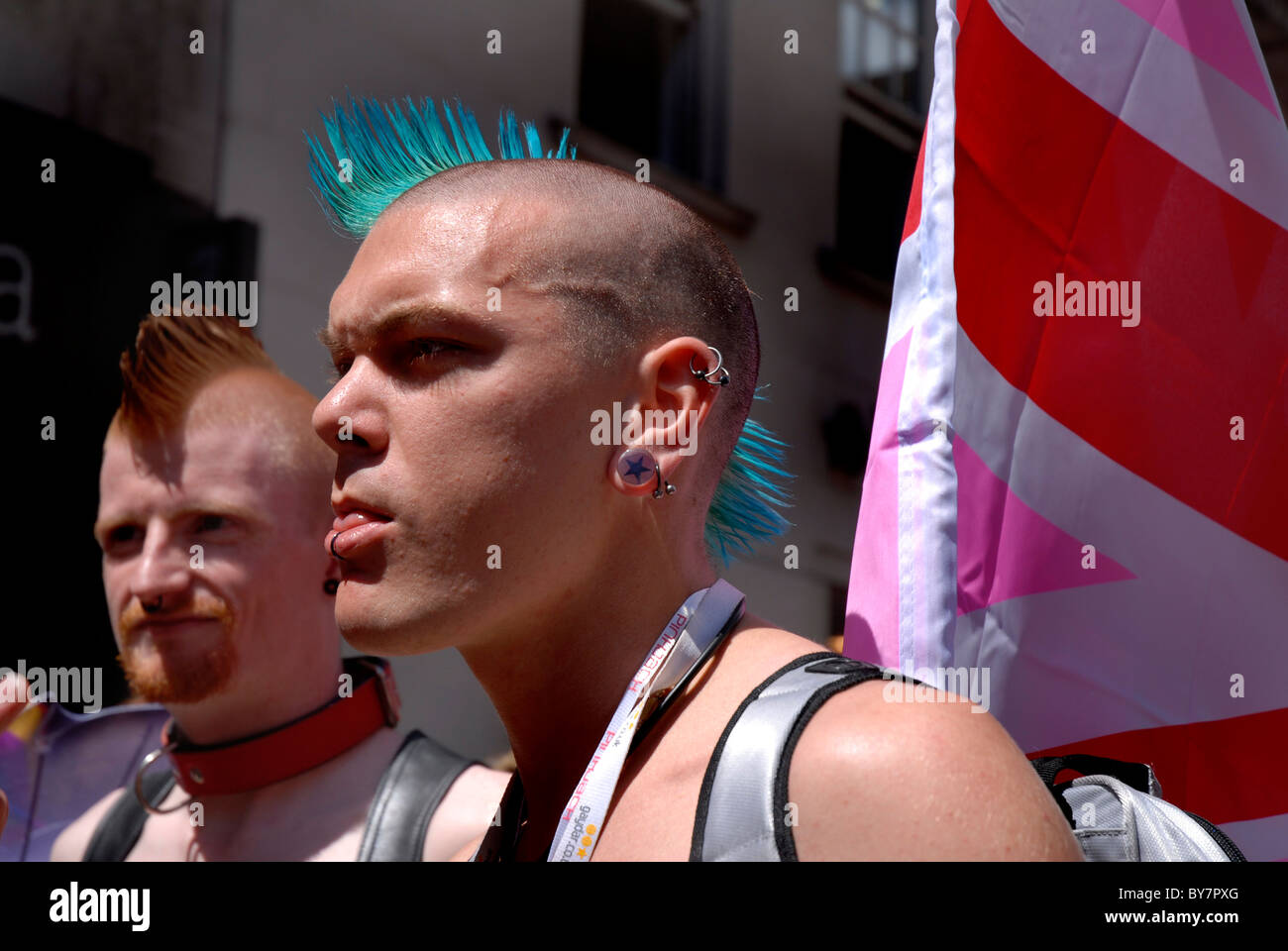 Deux hommes avec une coupe de cheveux de Mohican à gay pride Mars à Central London Banque D'Images