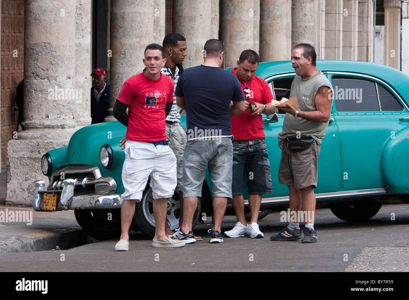 Cuba, La Havane. Bermuda sont couramment portés par les jeunes hommes cubains. Banque D'Images
