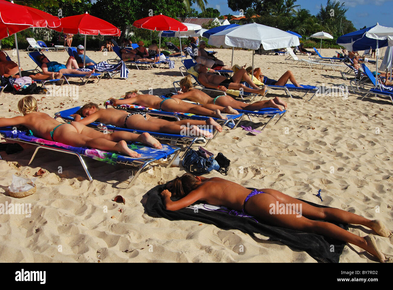 Les vacanciers de soleil sur plage, Bridgetown, Barbade, Caraïbes. Banque D'Images