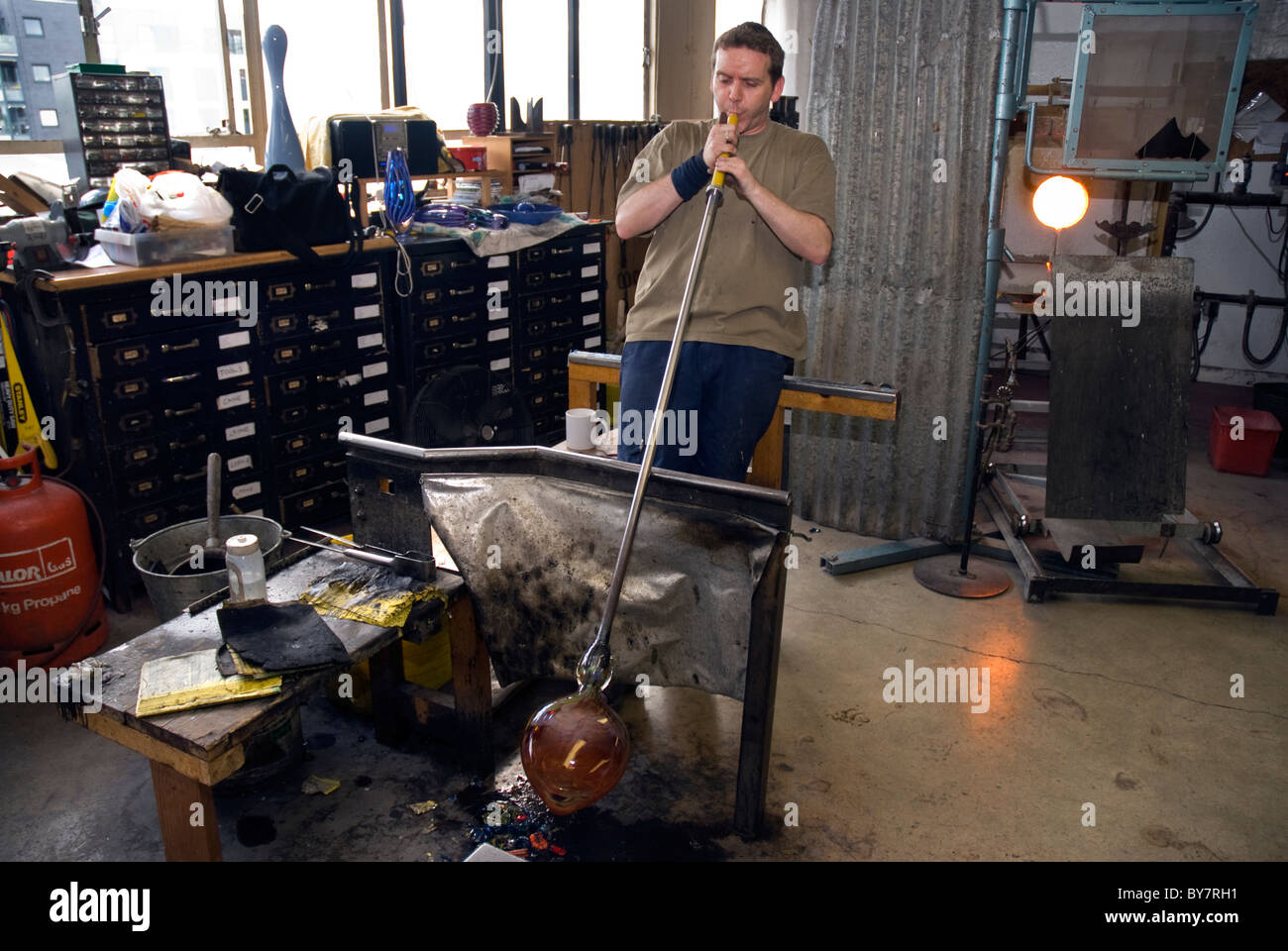 Verre soufflé en atelier dans le sud de Londres Banque D'Images