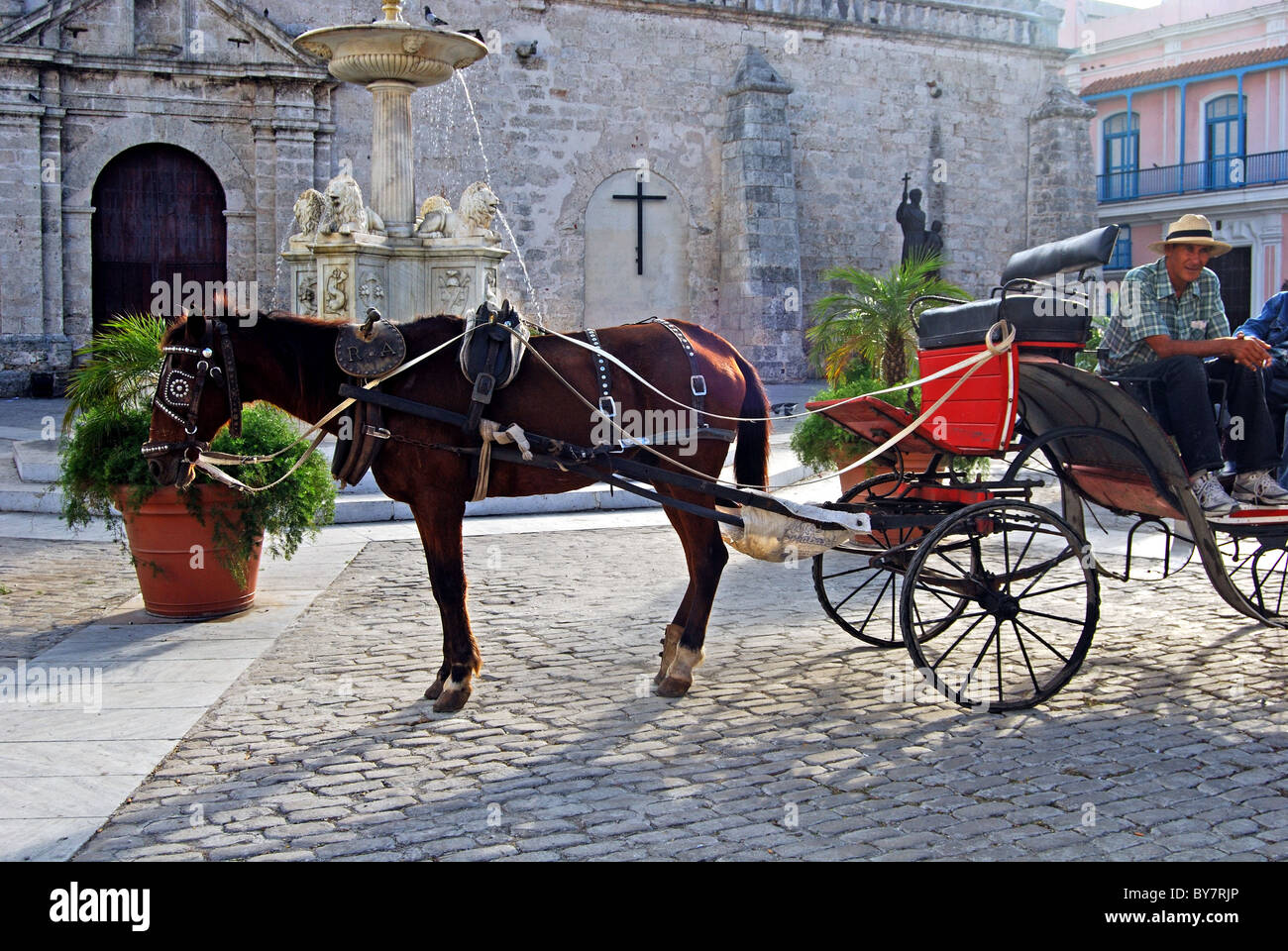 La calèche à l'extérieur d'une église, La Havane (La Habana), de Cuba, des Caraïbes. Banque D'Images