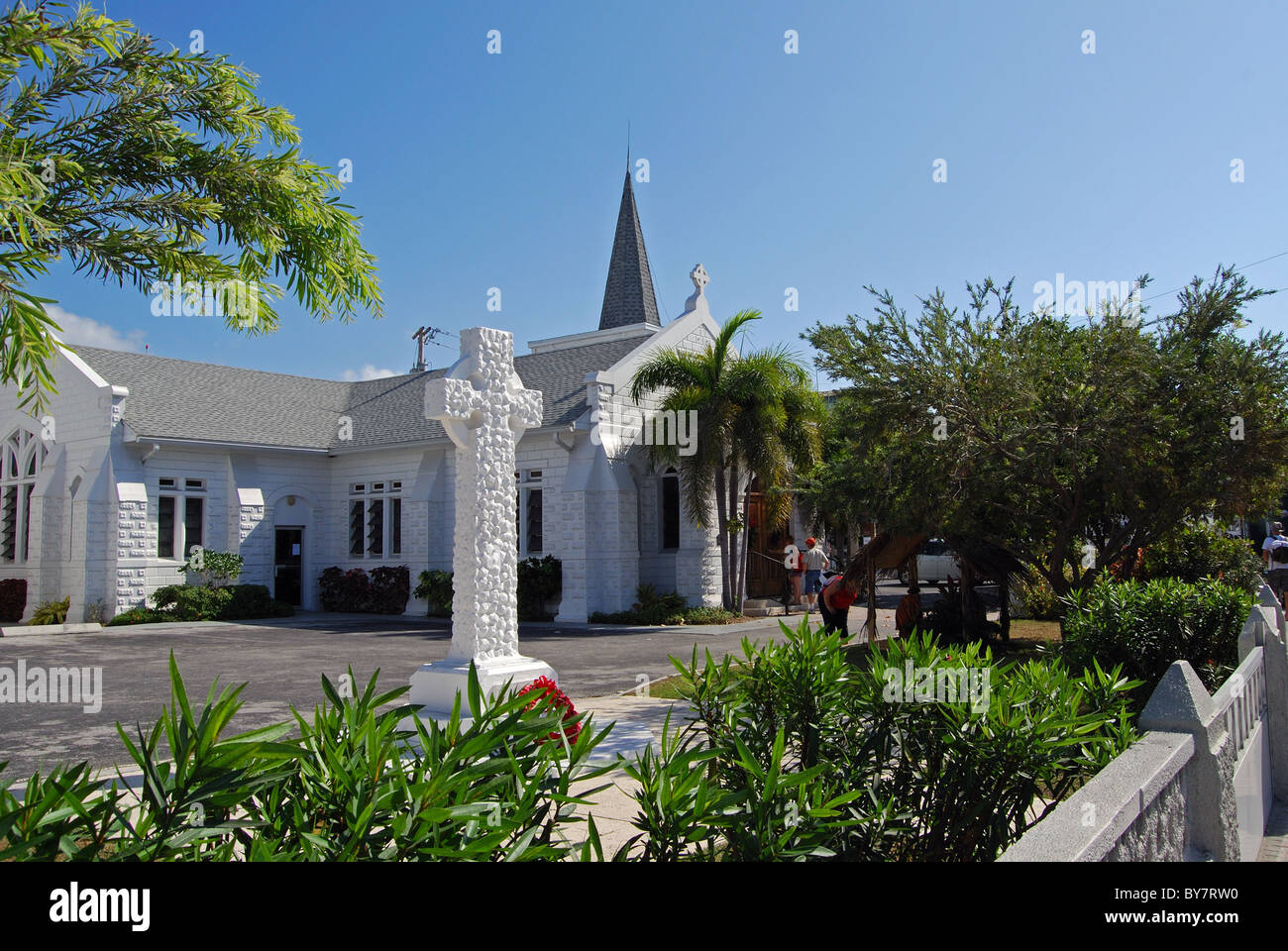 Elmslie Memorial United Church avec une croix de pierre au premier plan, George Town, Grand Cayman, Cayman Islands, Caribbean. Banque D'Images