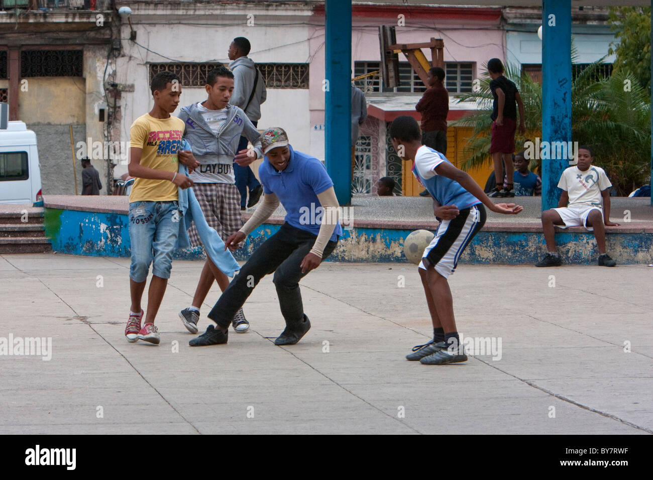 Cuba, La Havane. Les garçons jouent au soccer dans un parc public. Banque D'Images