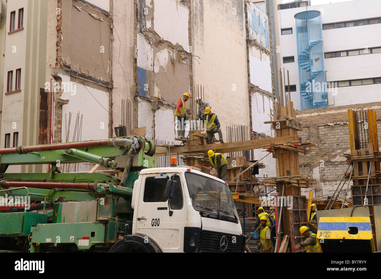 Les travailleuses et travailleurs de la construction du bâtiment d'habitation des moules pour le ciment dans Casablanca Maroc Afrique du Nord Banque D'Images