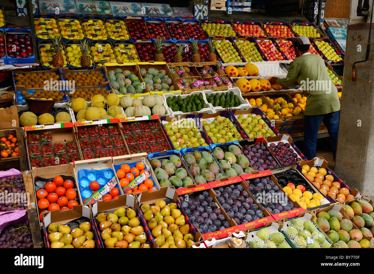 Produire fruitstand commerçant travaillant dans le marché de casablanca maroc Banque D'Images