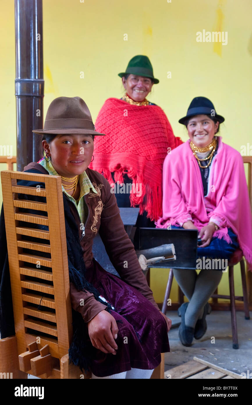 Les femmes indigènes autour de poêle à bois, Quilotoa, hauts plateaux du centre, de l'Équateur Banque D'Images