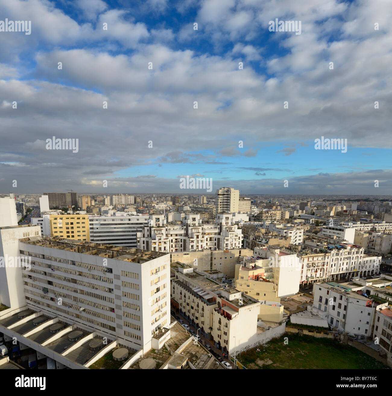 Vue grand angle sur le paysage urbain de casablanca maroc blanc Banque D'Images