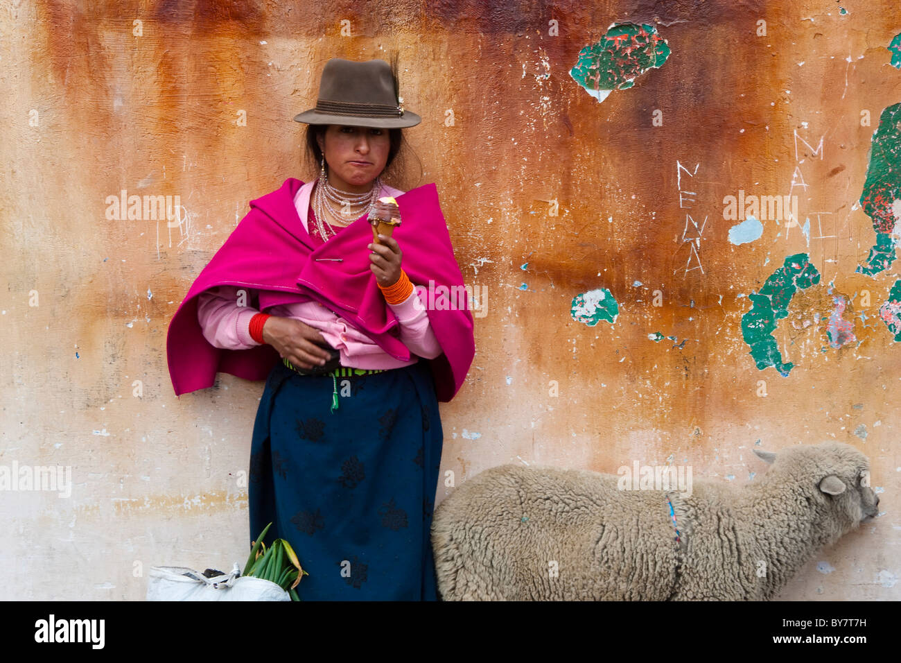 Femme autochtone avec la crème glacée, de Guamote, hauts plateaux du centre, de l'Équateur Banque D'Images