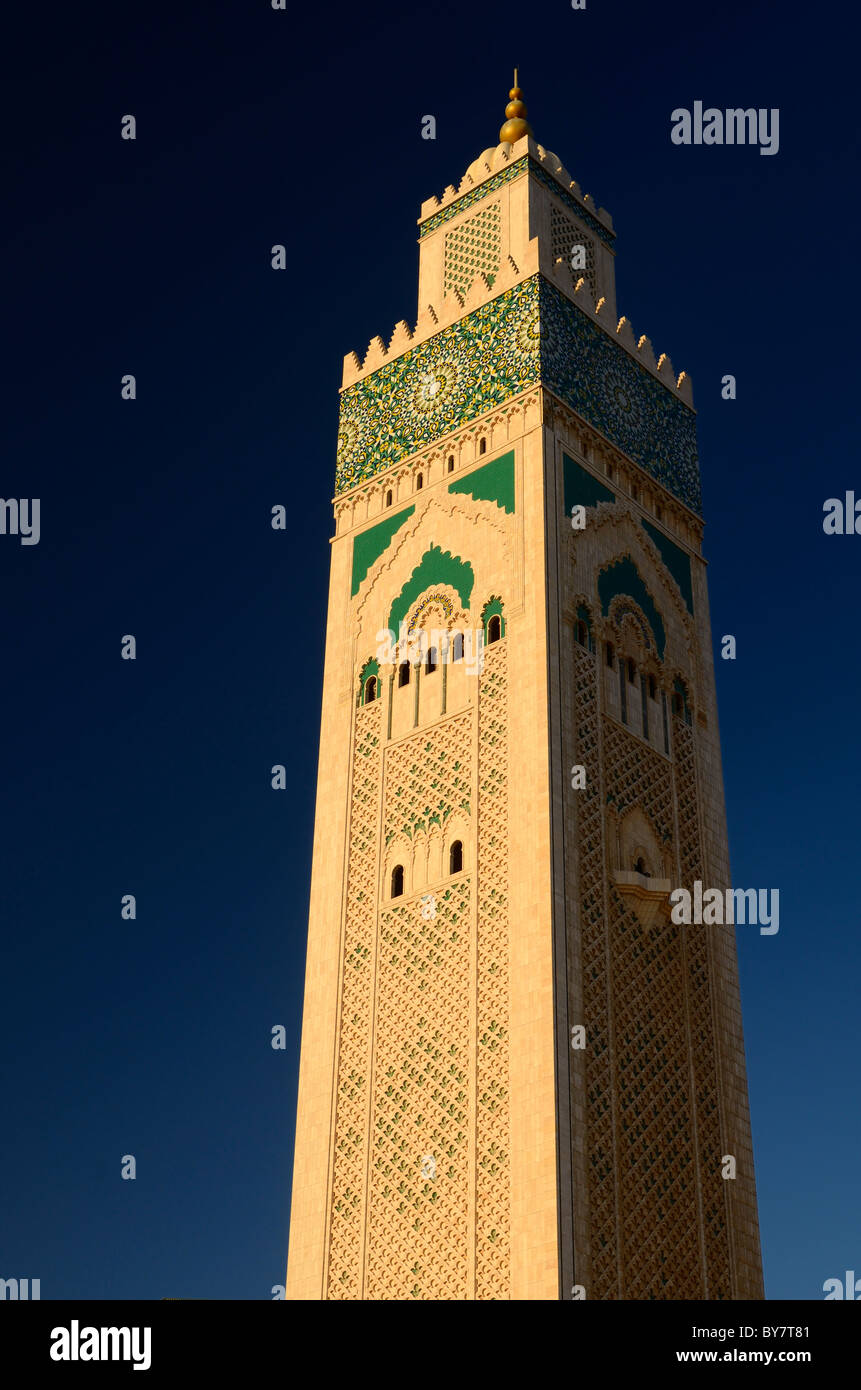 Mondes plus hauts minaret de la Mosquée Hassan II à Casablanca Maroc au coucher du soleil avec ciel bleu Banque D'Images
