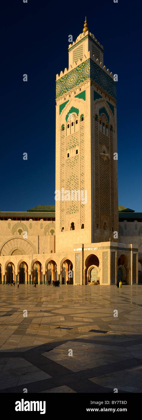Panorama vertical des mondes plus grand minaret pour la Mosquée Hassan II Casablanca Maroc au coucher du soleil avec ciel bleu Banque D'Images