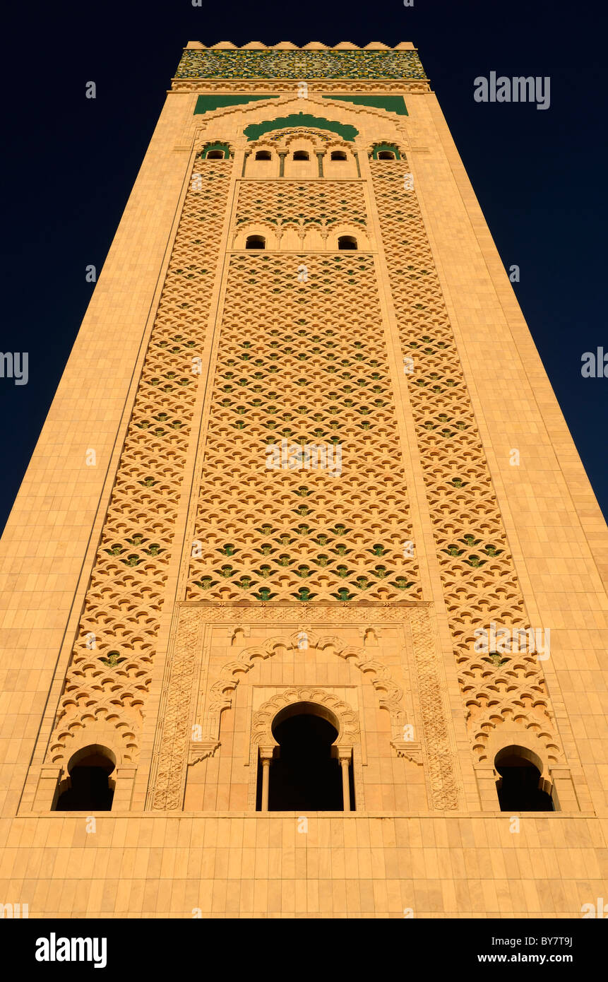 Mondes plus hauts minaret de la Mosquée Hassan II à Casablanca Maroc avec un carrelage en terre cuite design Banque D'Images