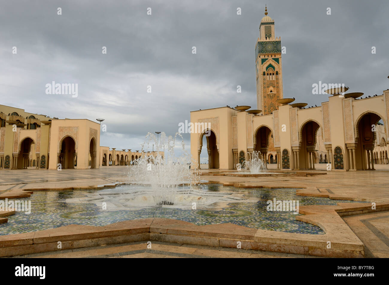 Minaret et les fontaines à la mosquée Hassan II à Casablanca maroc sur un jour de tempête Banque D'Images