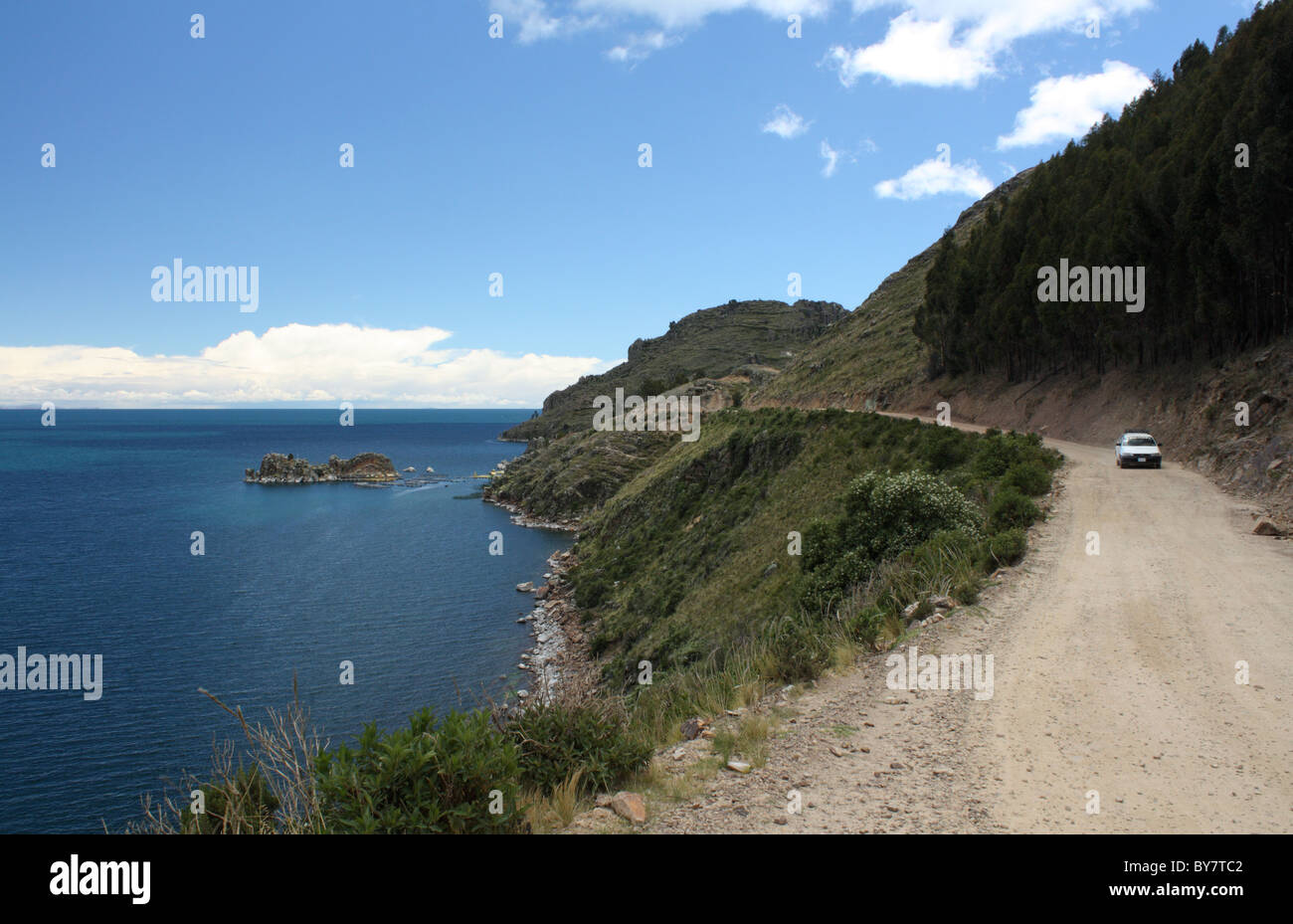 Chemin de terre au bord du Lac Titicaca Banque D'Images