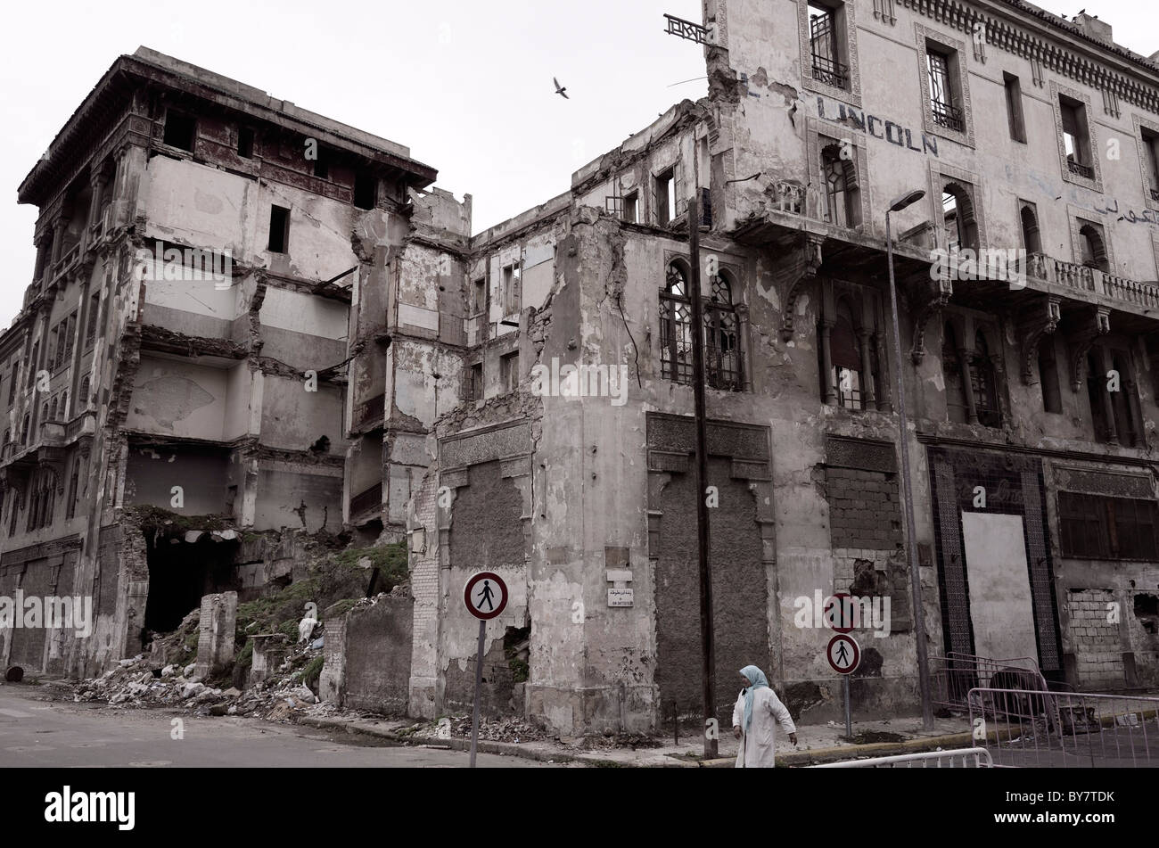Hôtel Lincoln historique célèbre en ruine dans le centre-ville de Casablanca Maroc en monochrome Banque D'Images