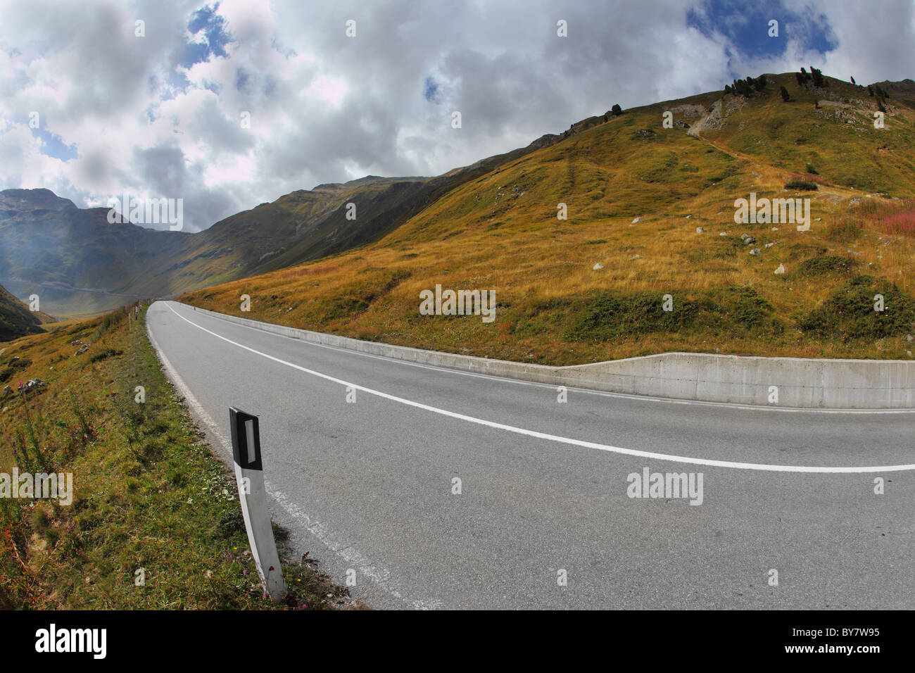 La magnifique vallée de montagne. Route sinueuse et dangereuse - la Serpentine. Photo prise par Fisheye lens Banque D'Images