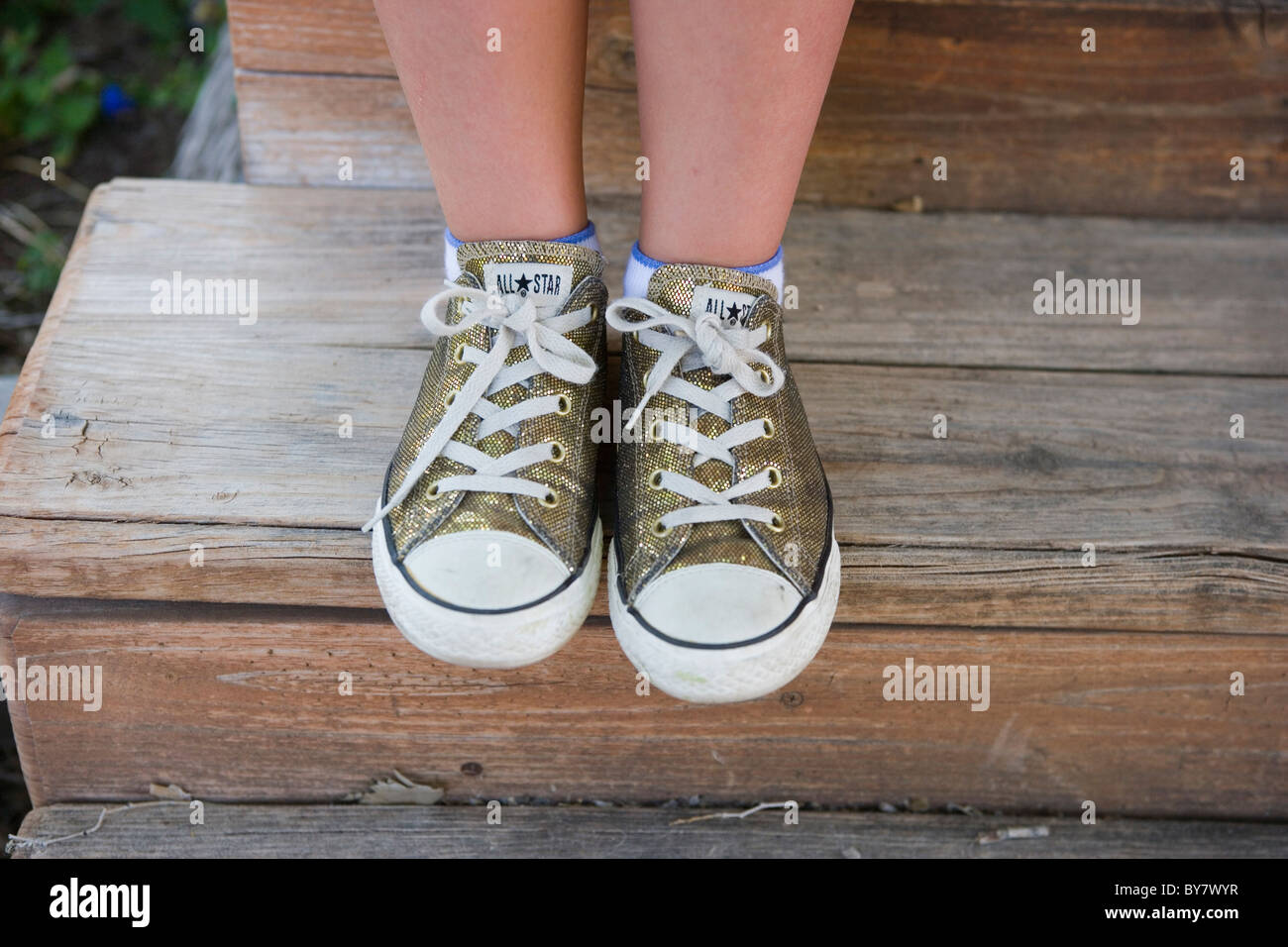 Close up of a Girl wearing pink sneakers converse all star Banque D'Images