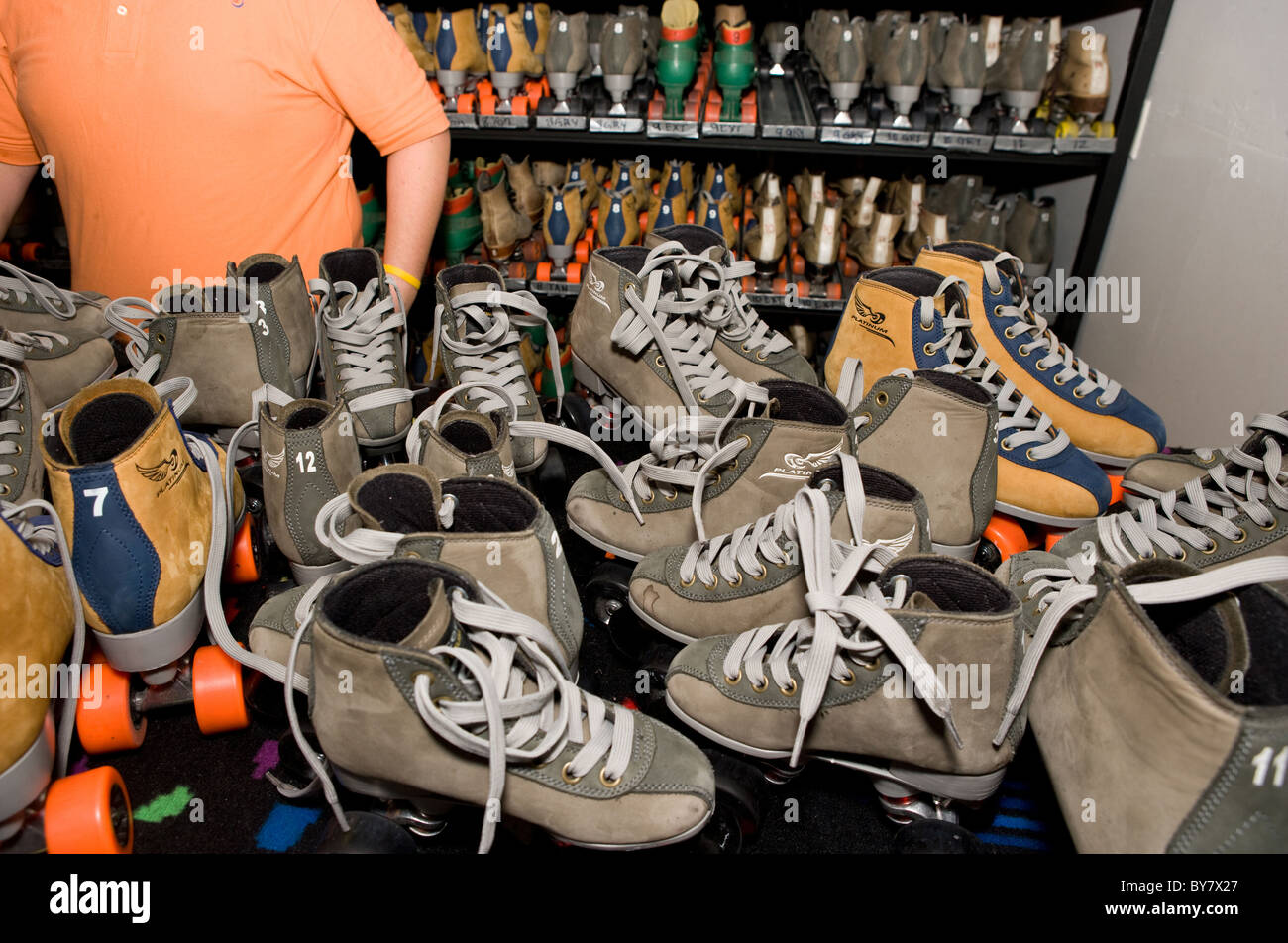 Patins à empilés sur un comptoir à roller rink, utilisation pour la location Banque D'Images